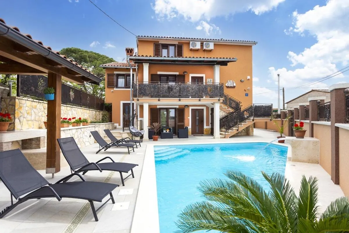 Villa Vita In Porec - Haus Fuer 6-8 Personen Kastelir