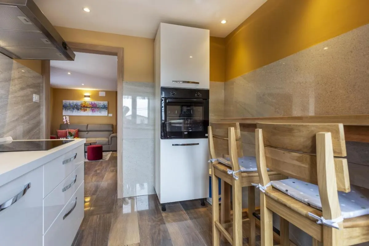 Villa Vita In Porec - Haus Fuer 6-8 Personen Kastelir