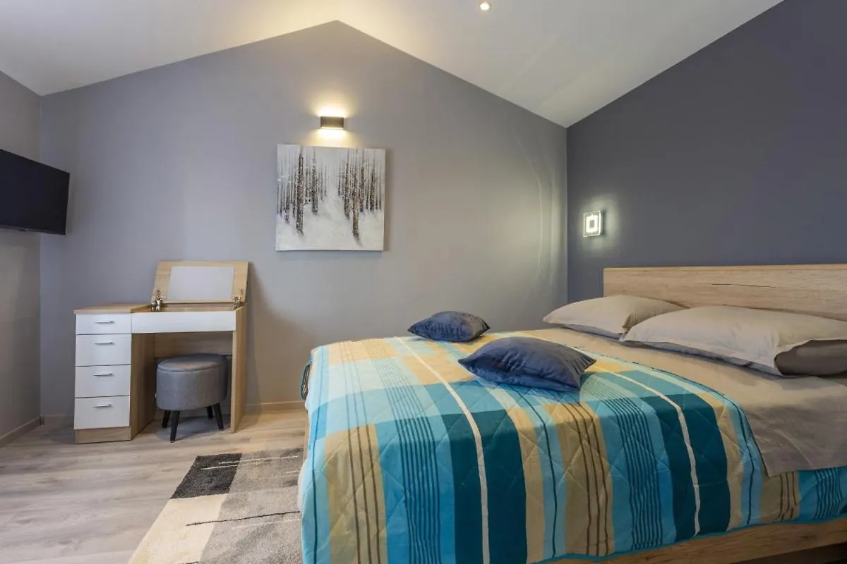 Villa Vita In Porec - Haus Fuer 6-8 Personen Kastelir